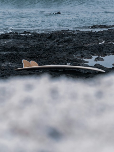 ocean waves crashing on shore during daytime r1