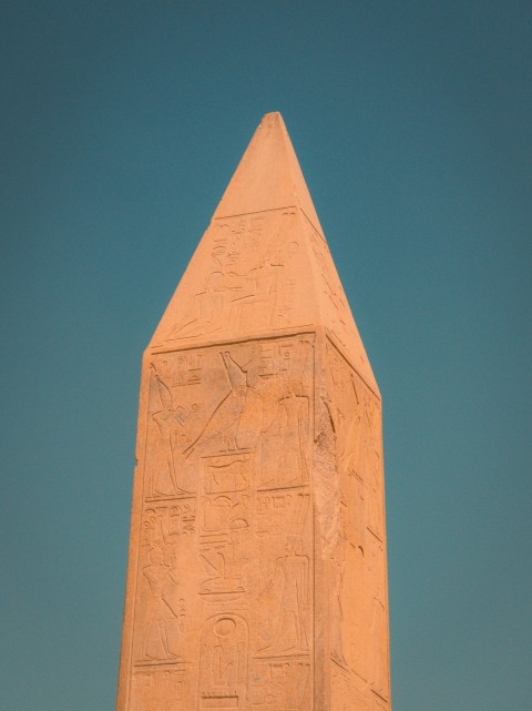 a tall obelisk with egyptian writing on it S5JlVw