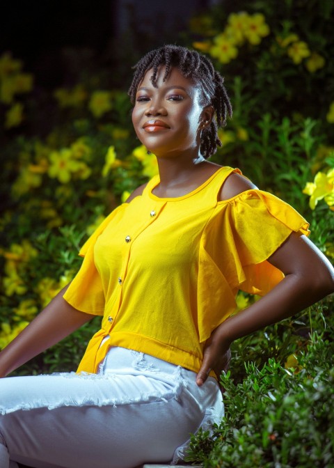 a woman in a yellow shirt and white pants v6N dB