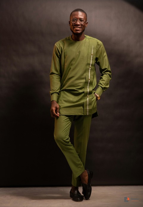 man in green long sleeve shirt and pants cytUXI