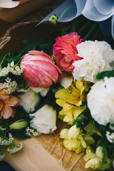 assorted color flowers on a bouquet KGPsHE5c