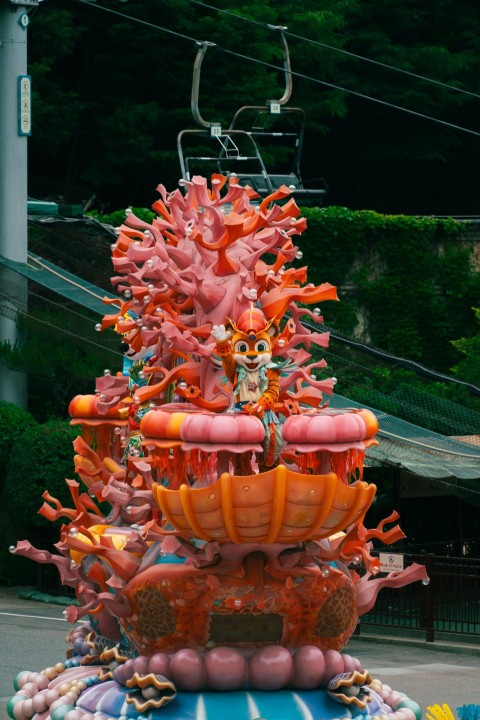 a float with a giant dragon on top of it 9qt0M