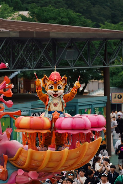 a parade float with a cat on top of it