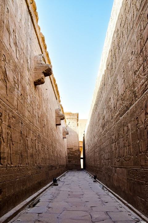 a narrow alley between two large stone buildings