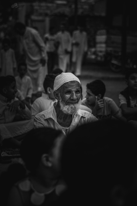 grayscale photo of man in white thobe