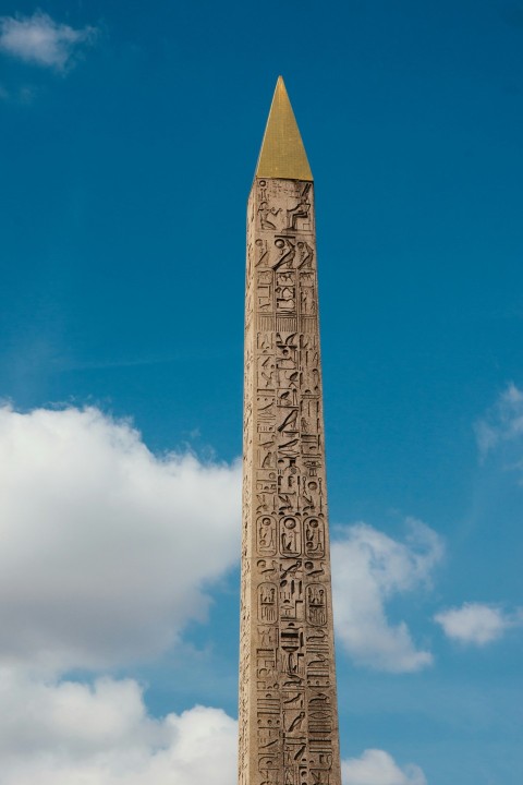 a tall obelisk with egyptian writing on it vWwO