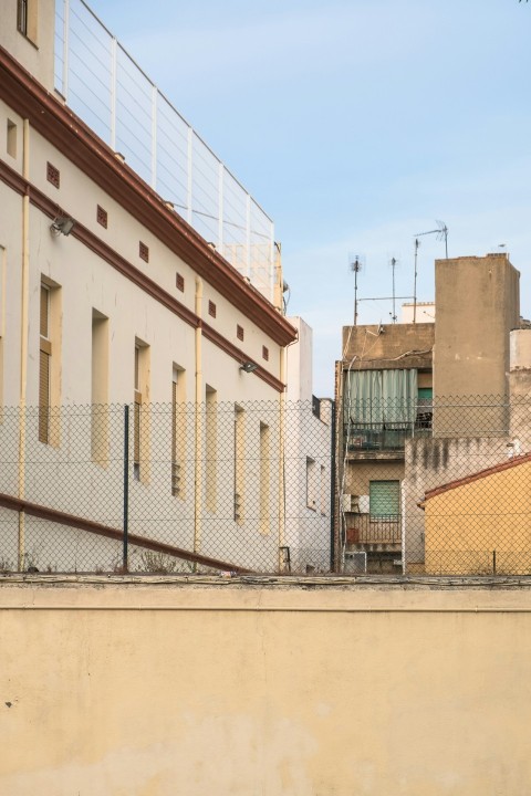 white and brown concrete building bSDWxCx