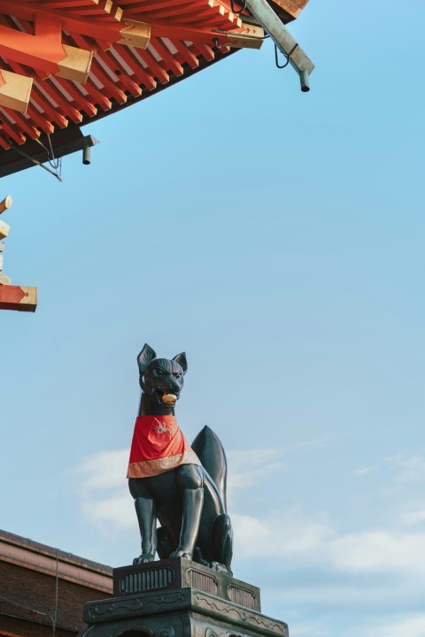 a statue of a dog on top of a building l9xhG8T