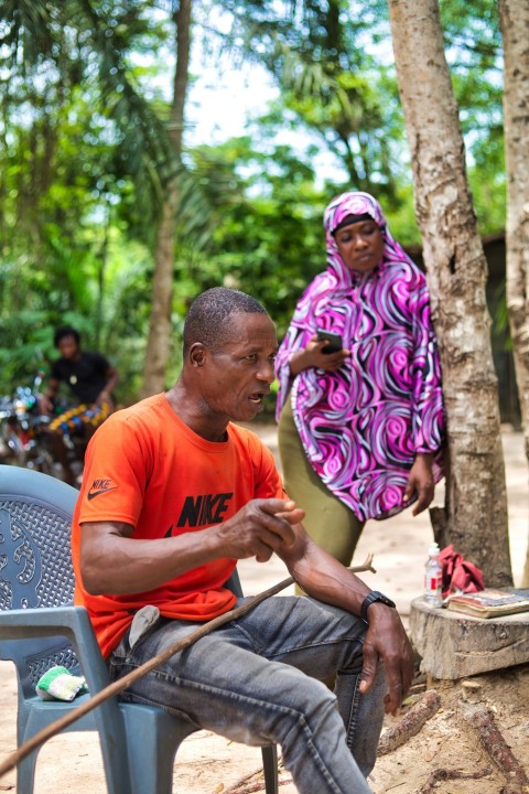 a man sitting on a blue chair next to a woman FySl