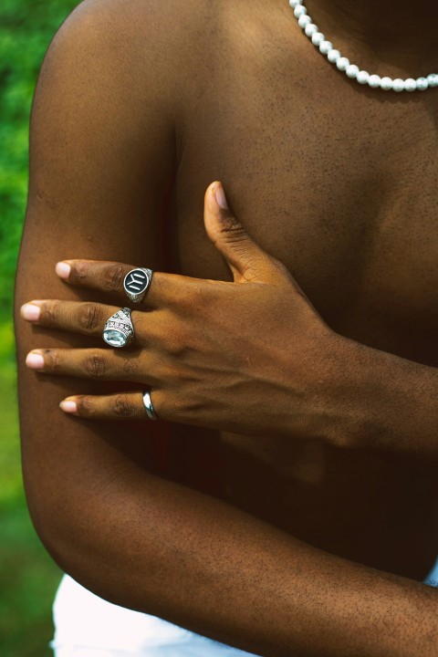 a woman with a ring on her left hand oiclFlcHv