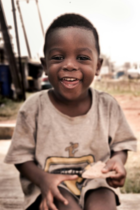 boy in gray crew neck t shirt smiling eoLC