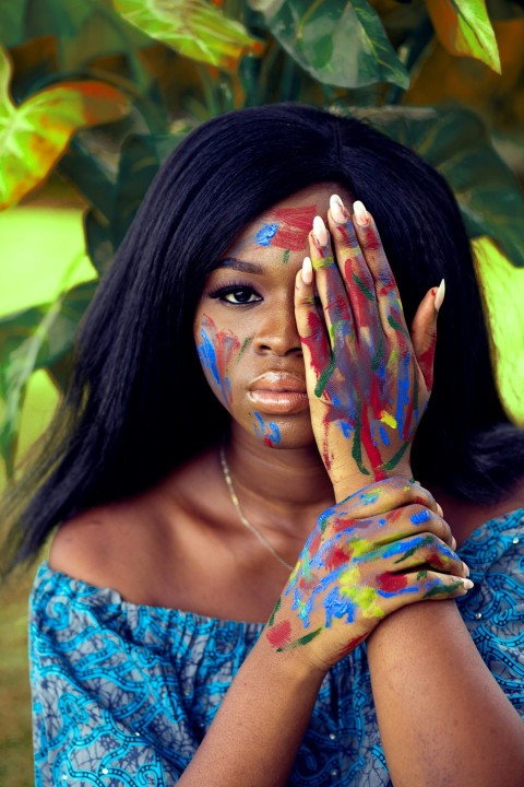 woman with blue and red paint on face KrzmLTw2