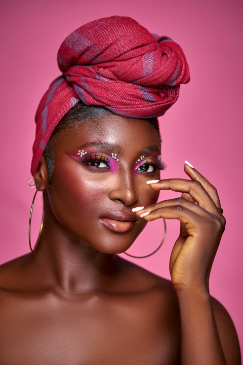 a woman wearing a red turban and pink makeup YxKa50gI