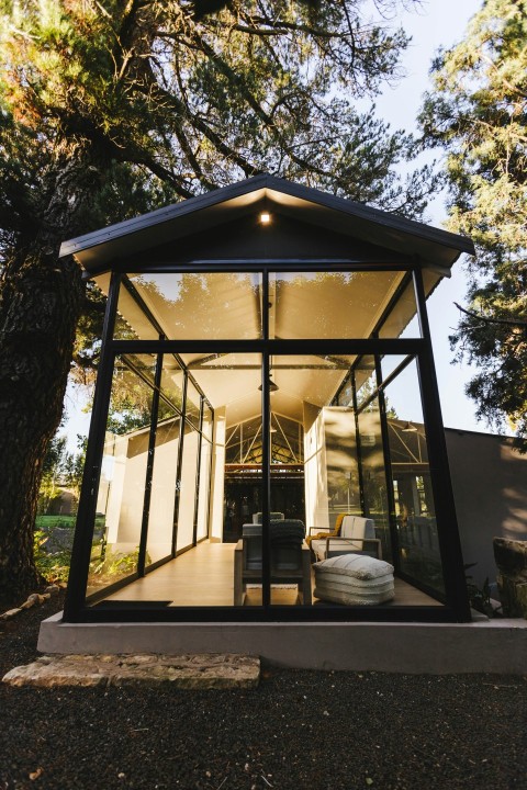 a glass house in the middle of a forest Z7n ChDl