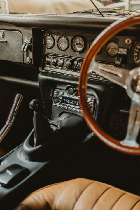 black and brown car steering wheel oApEgPqK