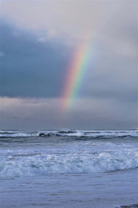 sea waves crashing on shore during daytime