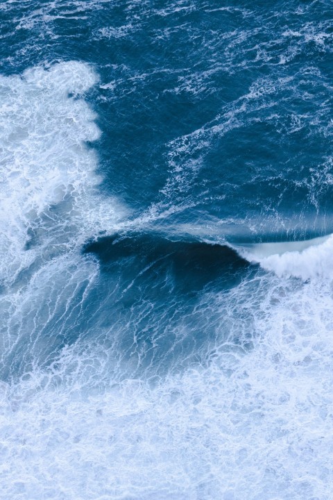 ocean waves crashing on shore during daytime P5m02