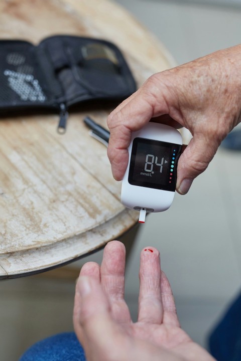 a person holding a gluco meter