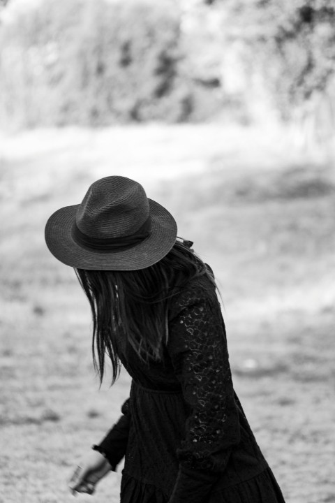 grayscale photo of woman wearing hat rbRX0pvBr