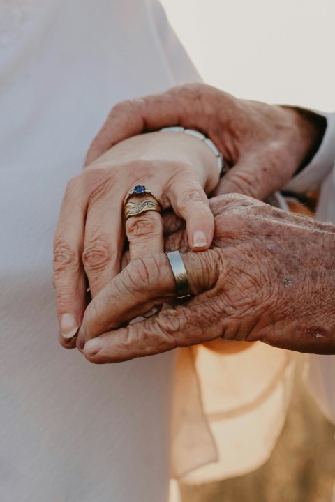 a close up of two people holding hands nh6gux2AW