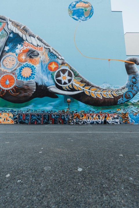 blue and brown elephant graffiti art eoWqA3Xx