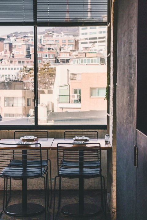 empty dining set inside room near window during daytime 26HVAPu8