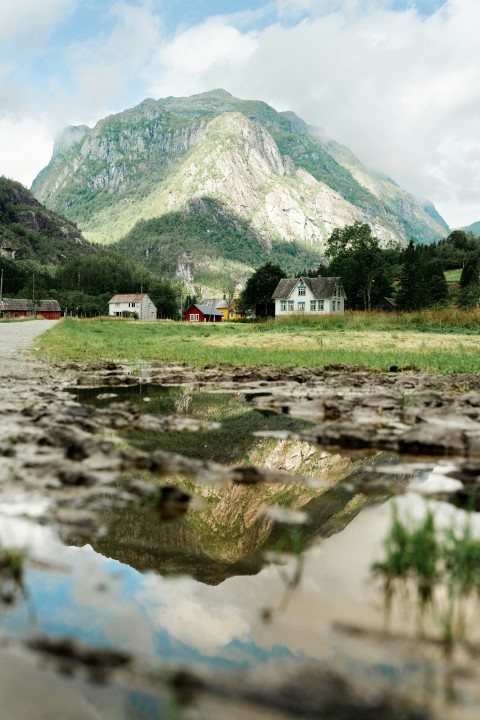 a small town next to a mountain IKGEY