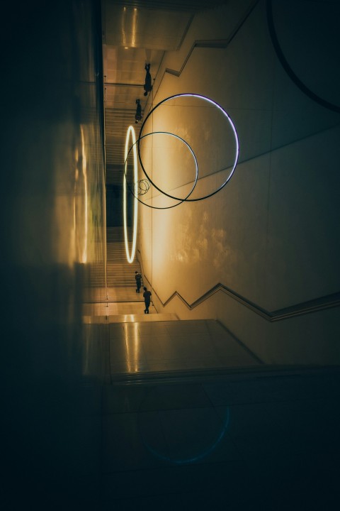 a hallway with a circular light hanging from the ceiling JlyzCp4