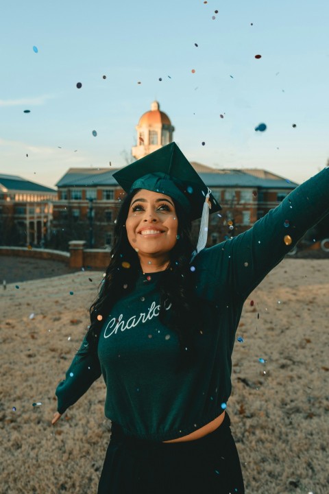 woman wearing mortar board 0O26oGDg