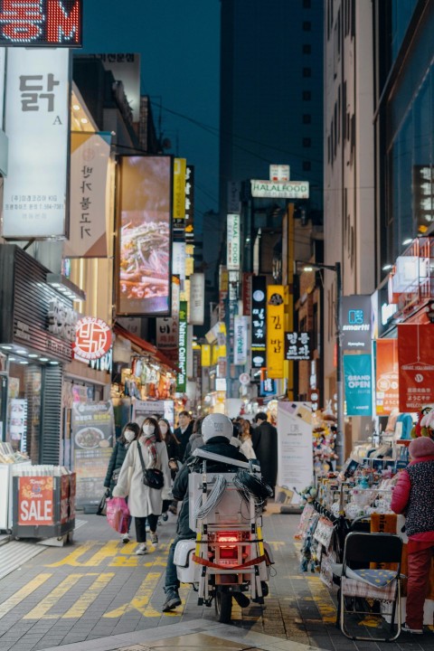 people walking on street during daytime MBtcXIg