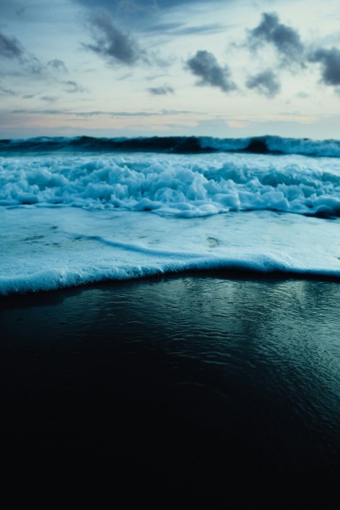 ocean waves crashing on shore during daytime jGA