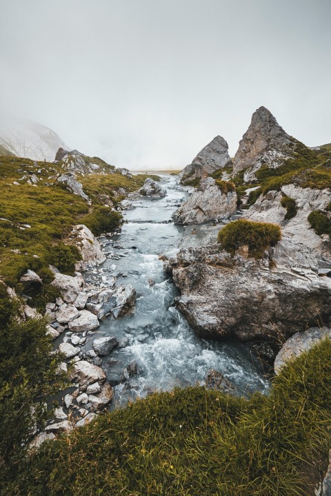 a river running through a rocky area tDQxkjeA