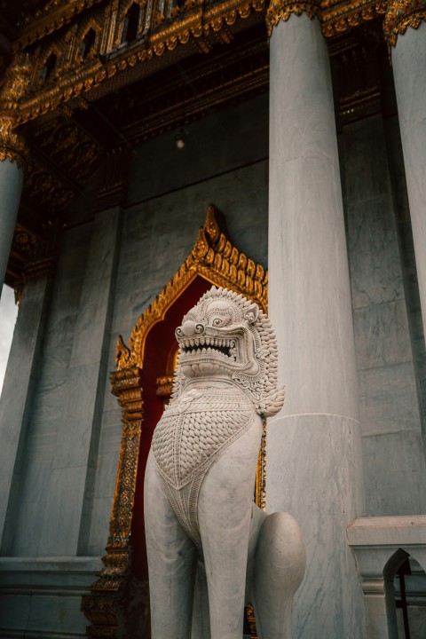 a statue of an elephant in front of a building Ld