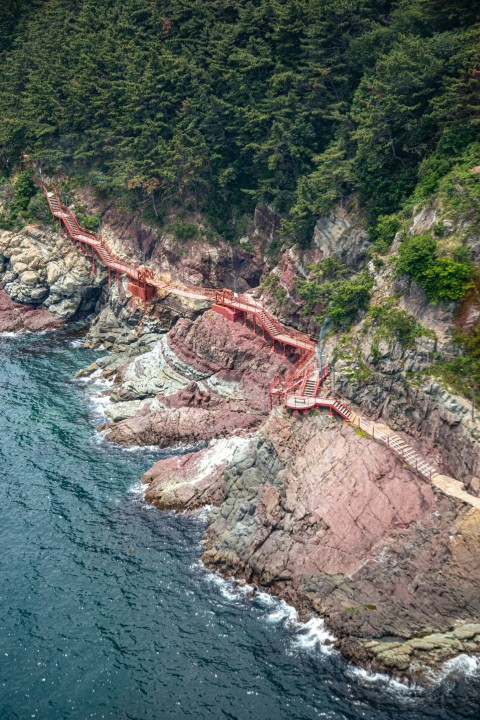 a bridge over a river qxpP9