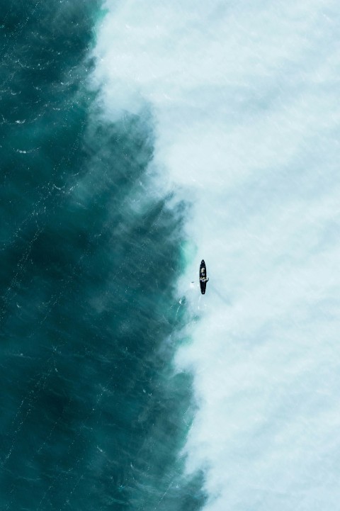 an aerial view of a boat in the ocean mVr3NC