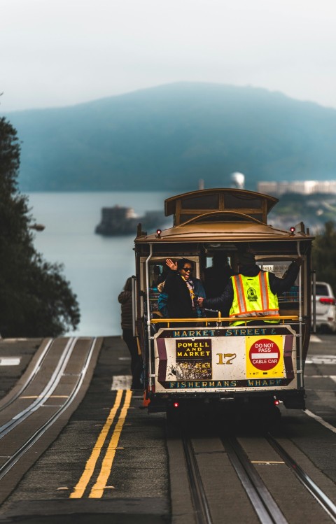 woman waving riding on tram v_dxj5