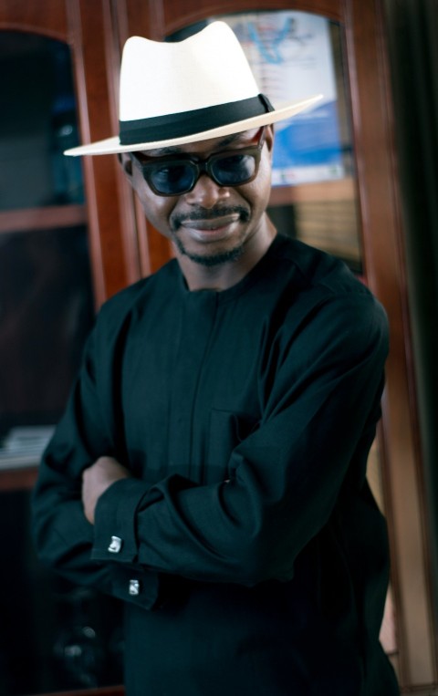 man in black long sleeve shirt wearing white goggles