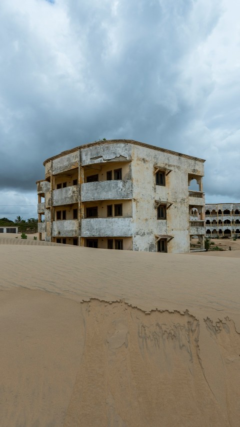 an abandoned building with graffiti on the side of it tQ1KyP