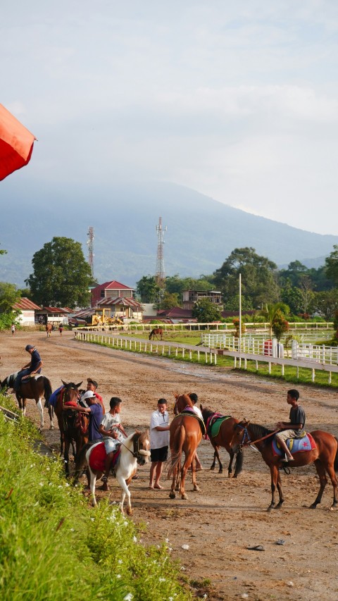 a group of people riding horses down a dirt road uCowS8_Sy