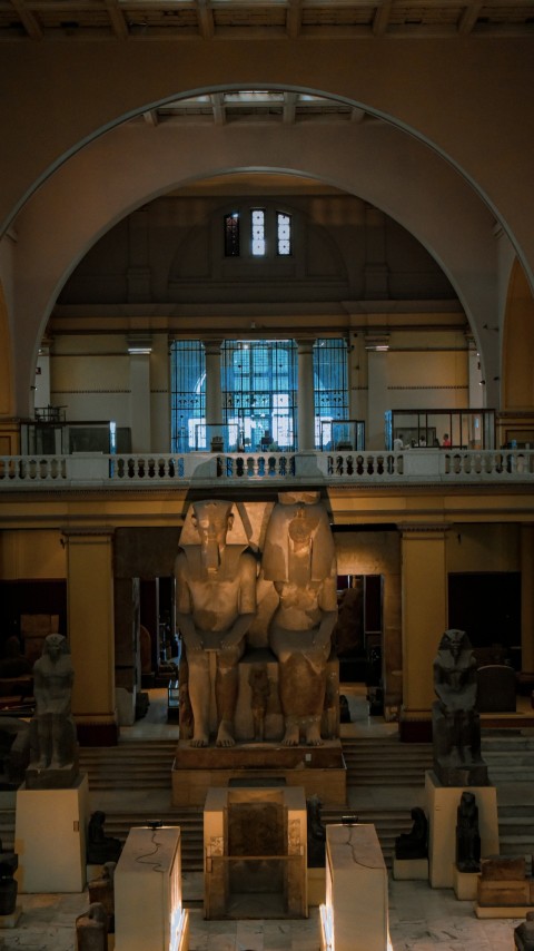 a large room with a statue in the middle of it BOUcfu