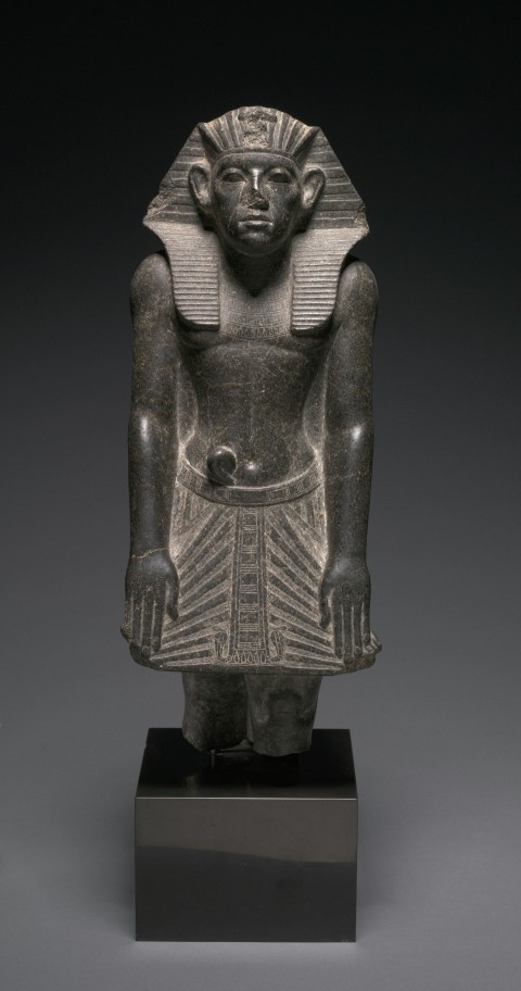 a statue of an egyptian pharaoh