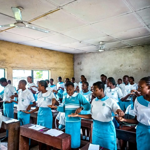 a group of people in a room CUGEwr7