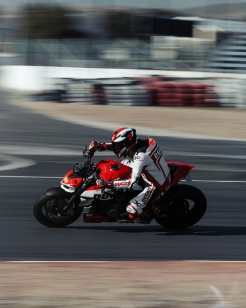 a man riding a motorcycle lGd1cwDP