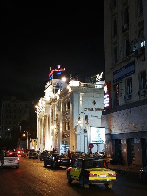 a city street filled with lots of traffic at night