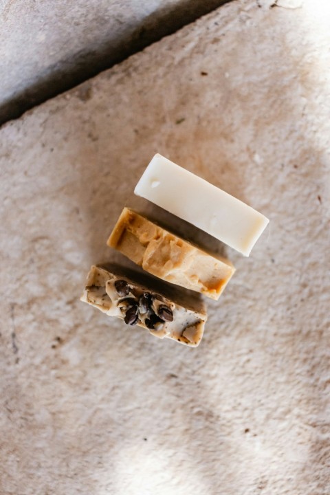 white square box on brown marble table JGgx