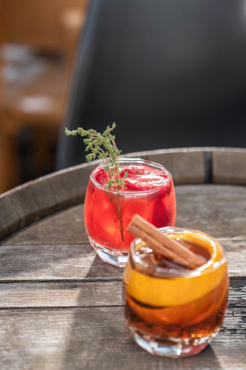 a wooden barrel with two glasses filled with drinks