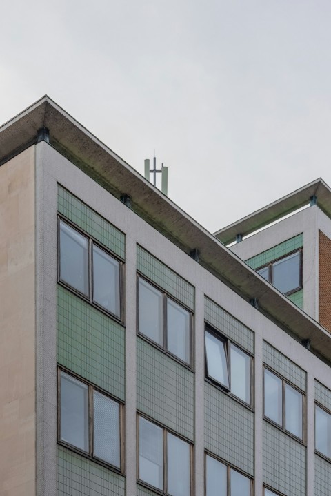 brown concrete building under white sky during daytime yhLheXm3