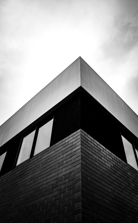 grayscale photo of concrete building DdXqWx8mK